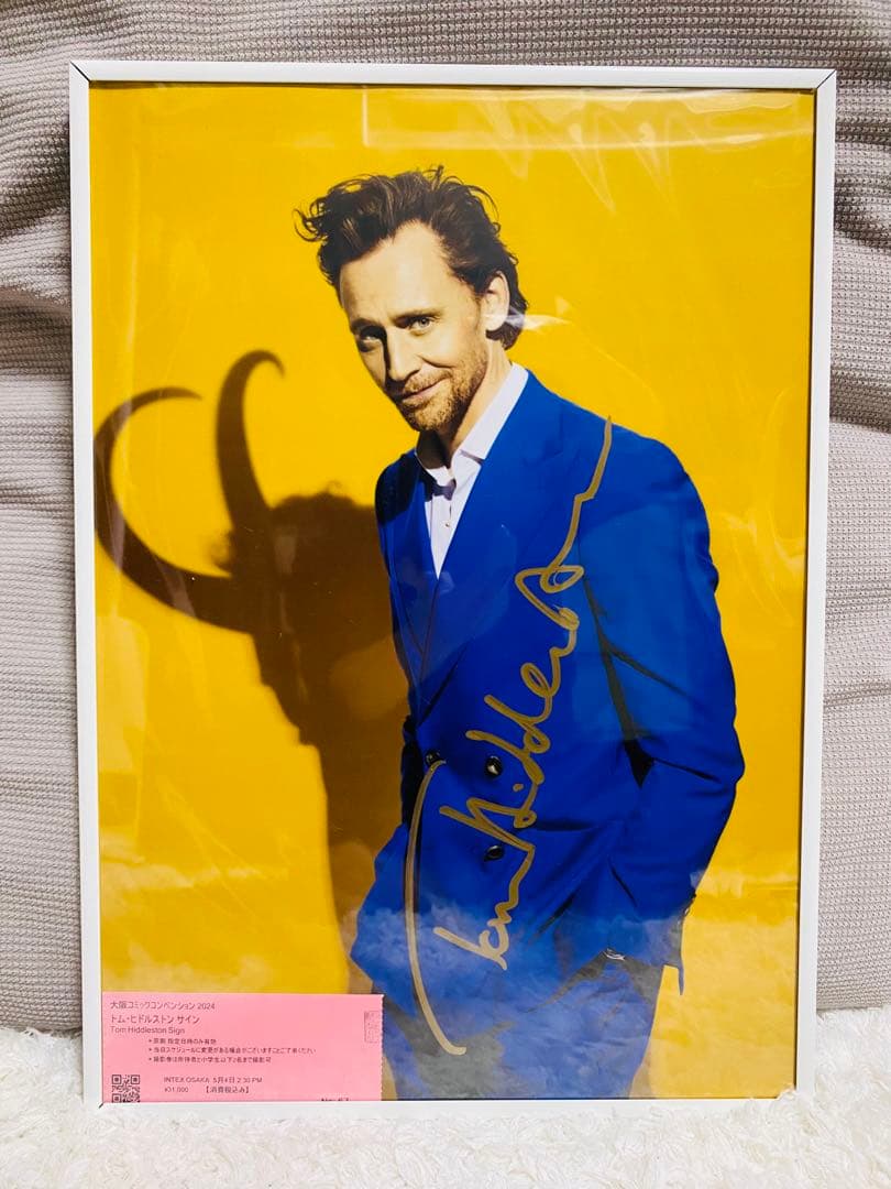 トムヒドルストン直筆サインA3サイズ