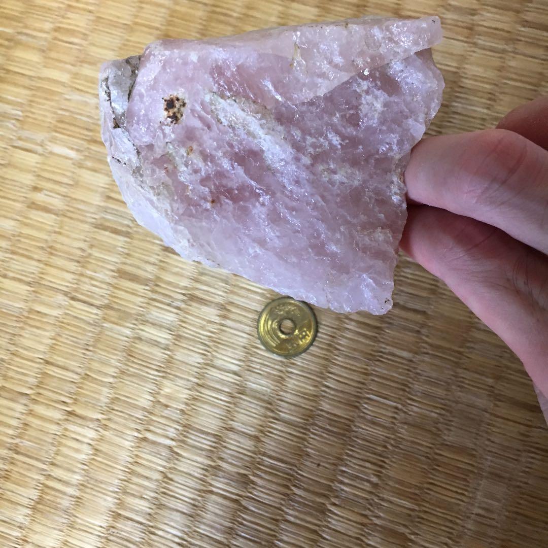 水晶の巨大原石(ピンク色)