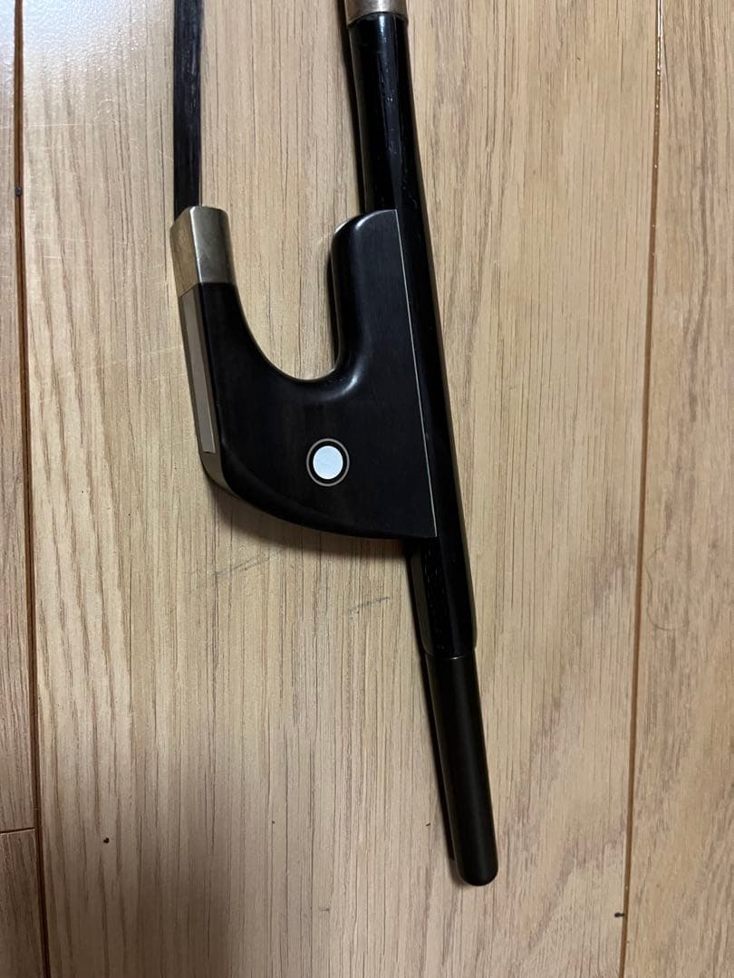 コントラバスカーボン弓　黒毛　ノーブランドケース付