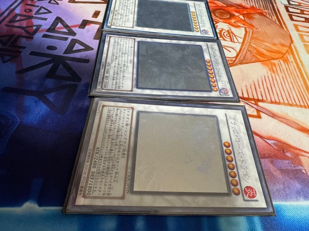 レッドデーモンズドラゴンスカーライト ブラックローズ　ブラックフェザー　ホロ