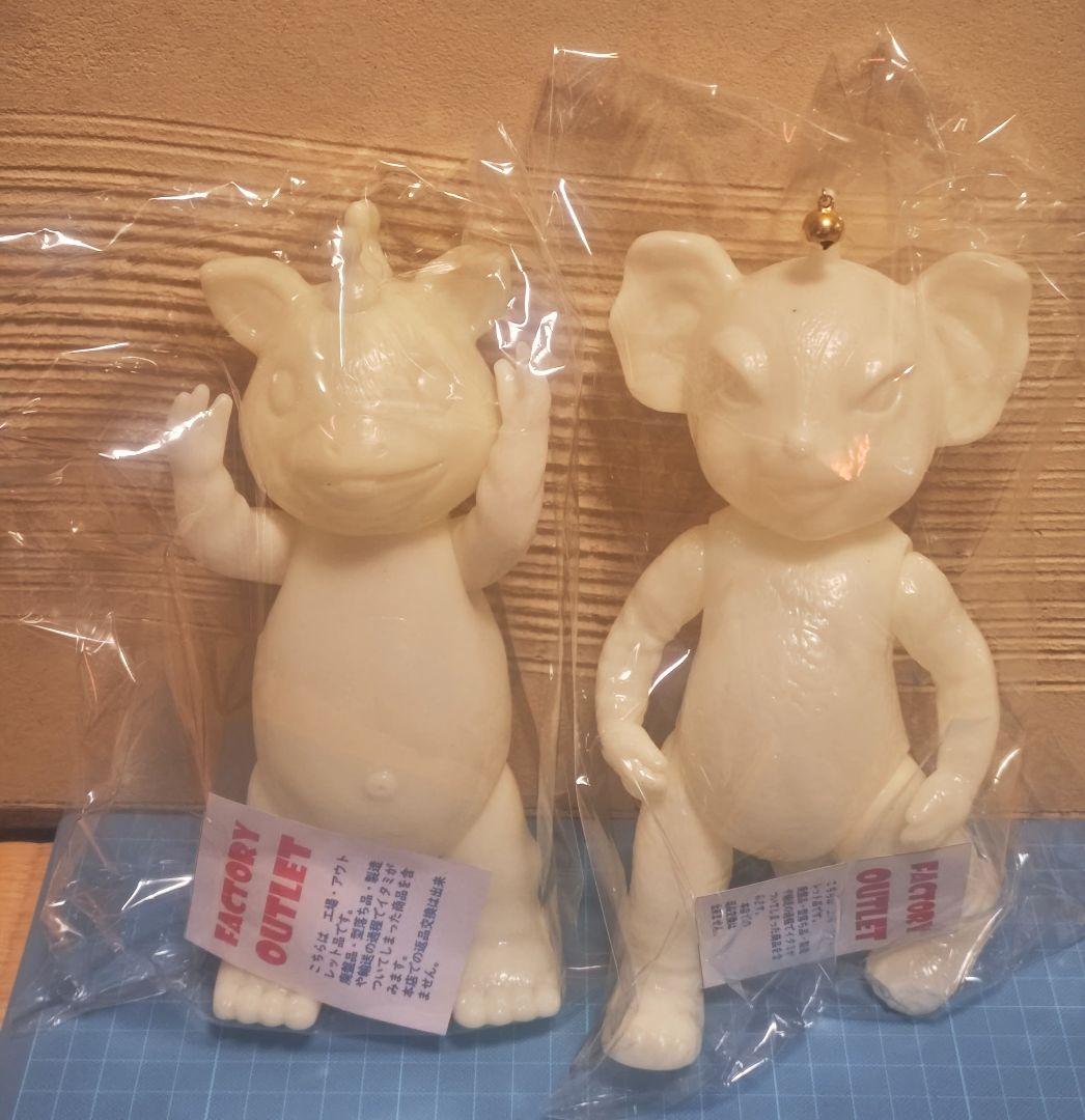 未使用　イヌクマ　スタンダード　ブースカ＆チャメゴン　蓄光タ　2体　未塗装 色紙