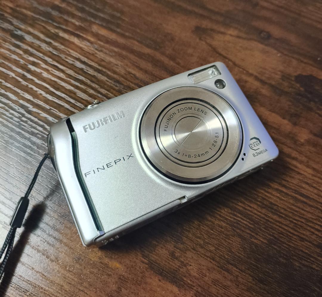 Fujifilm FinePix F40fd コンパクトデジタルカメラ