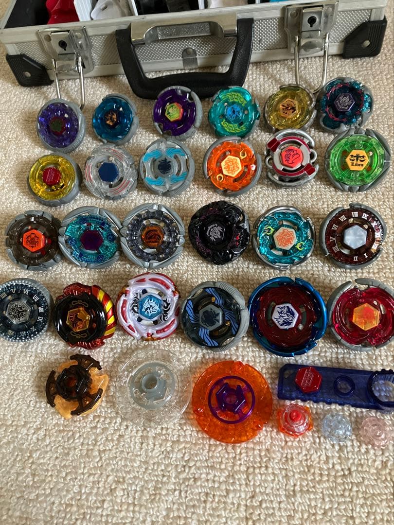 ベイブレードセット 24個 パーツ　ランチャー10個　シルバーケース付き