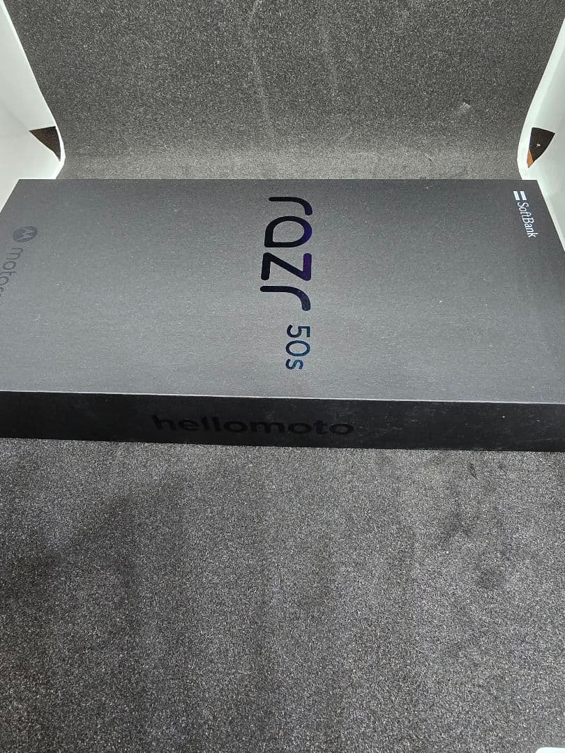 新品　未使用　残債無し　motorola razr 50s 5G