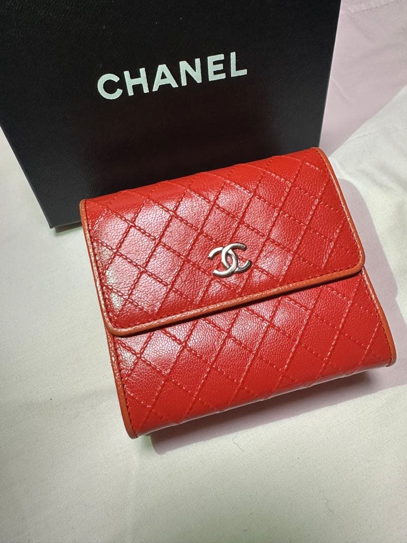 CHANEL シャネル 三つ折り財布 キルティング 赤 コンパクトでおしゃれ