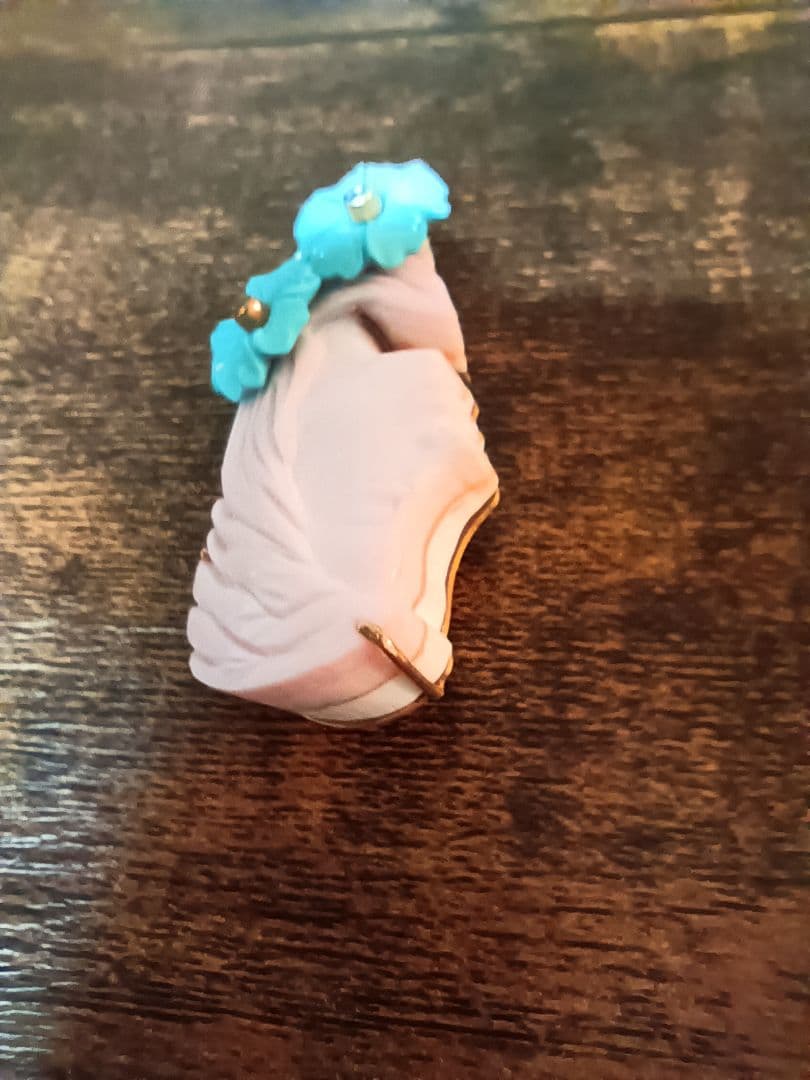 K18の女性横顔と花型ブルーストーン装飾ペンダント