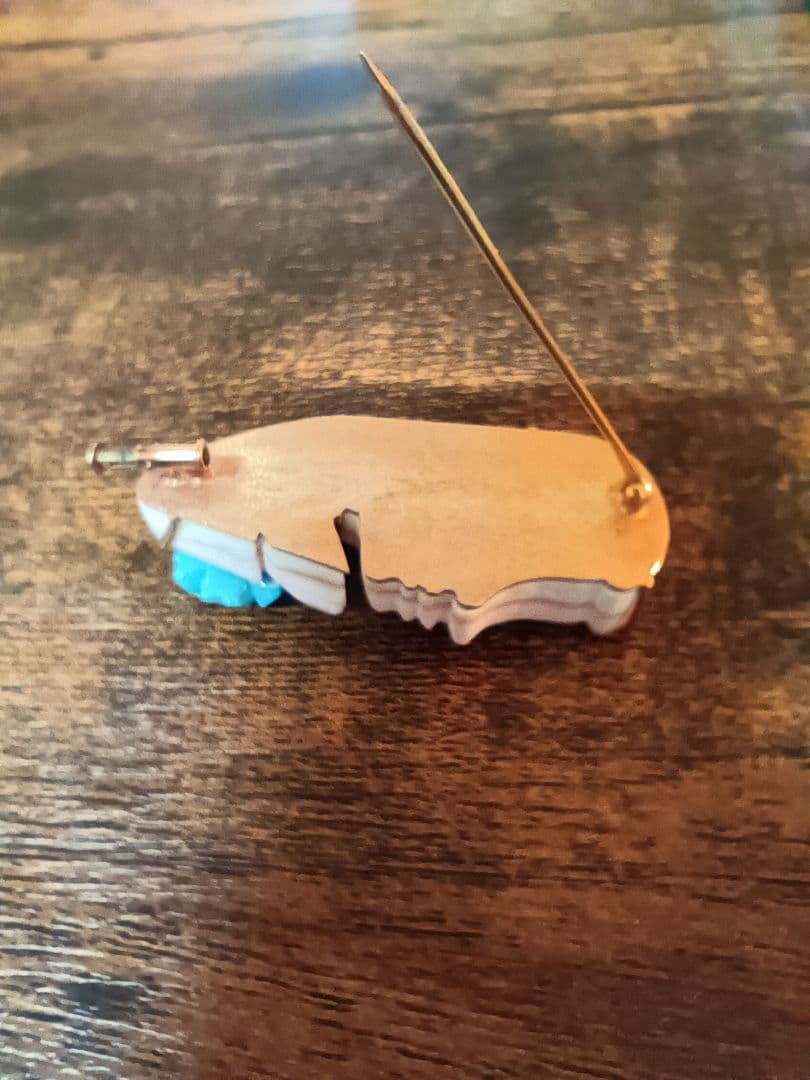 K18の女性横顔と花型ブルーストーン装飾ペンダント