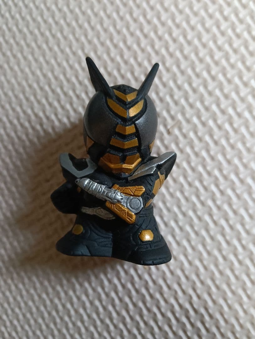 仮面ライダーザビー ミニチュアフィギュア 黒と金