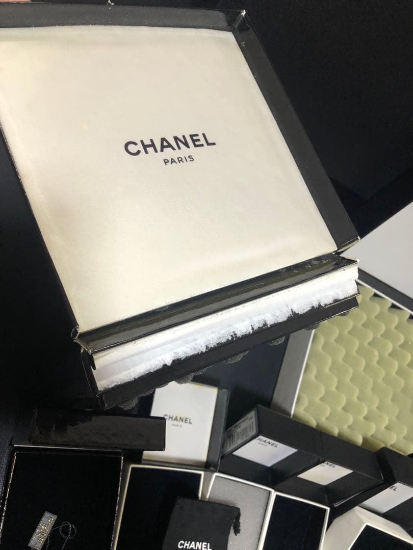 シャネル　アクセサリー用箱　バッグ用箱　ピアス、ネックレス等に