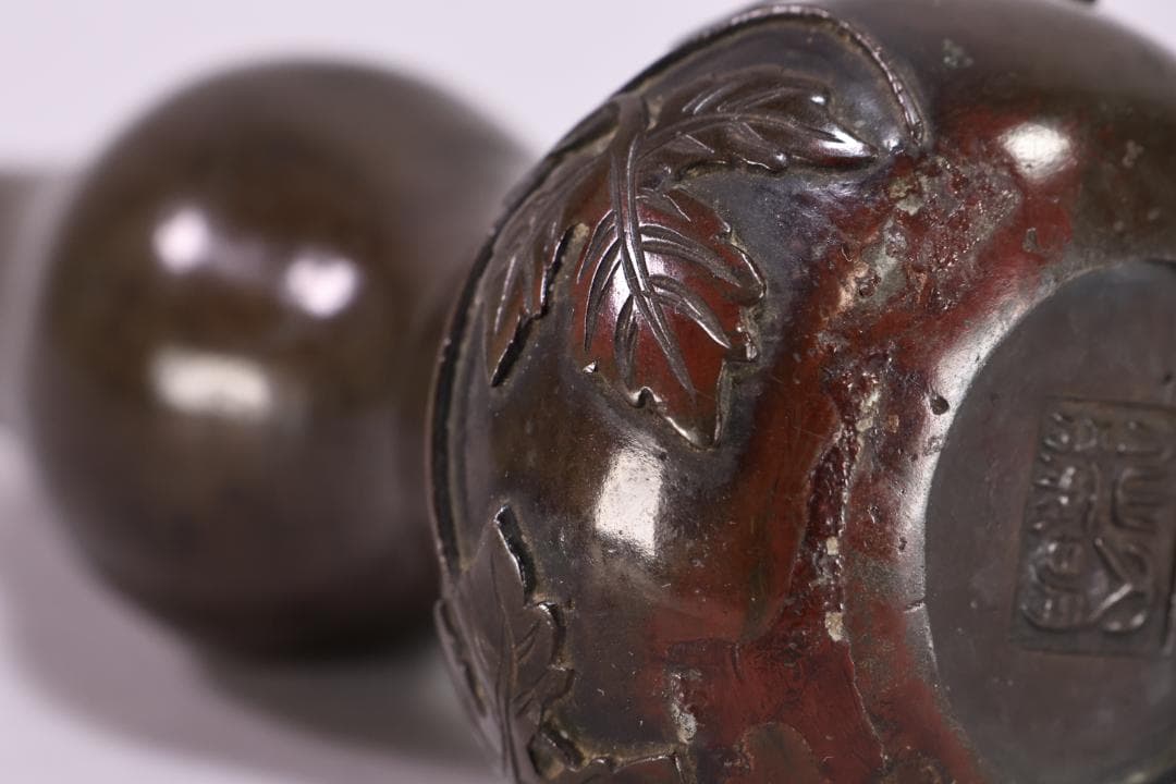 古銅製　赤銅　大明仙徳　瓢箪型　高盛彫刻　蜻蛉蔦紋　置物　一輪挿し　花器　筆立