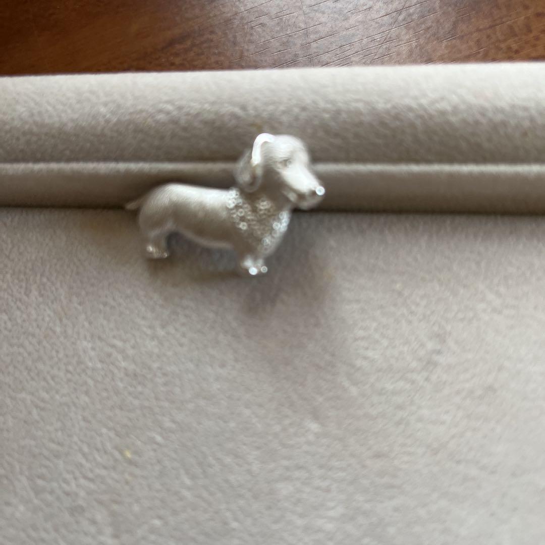 ミニチュアダックスのダイヤ付きブローチ