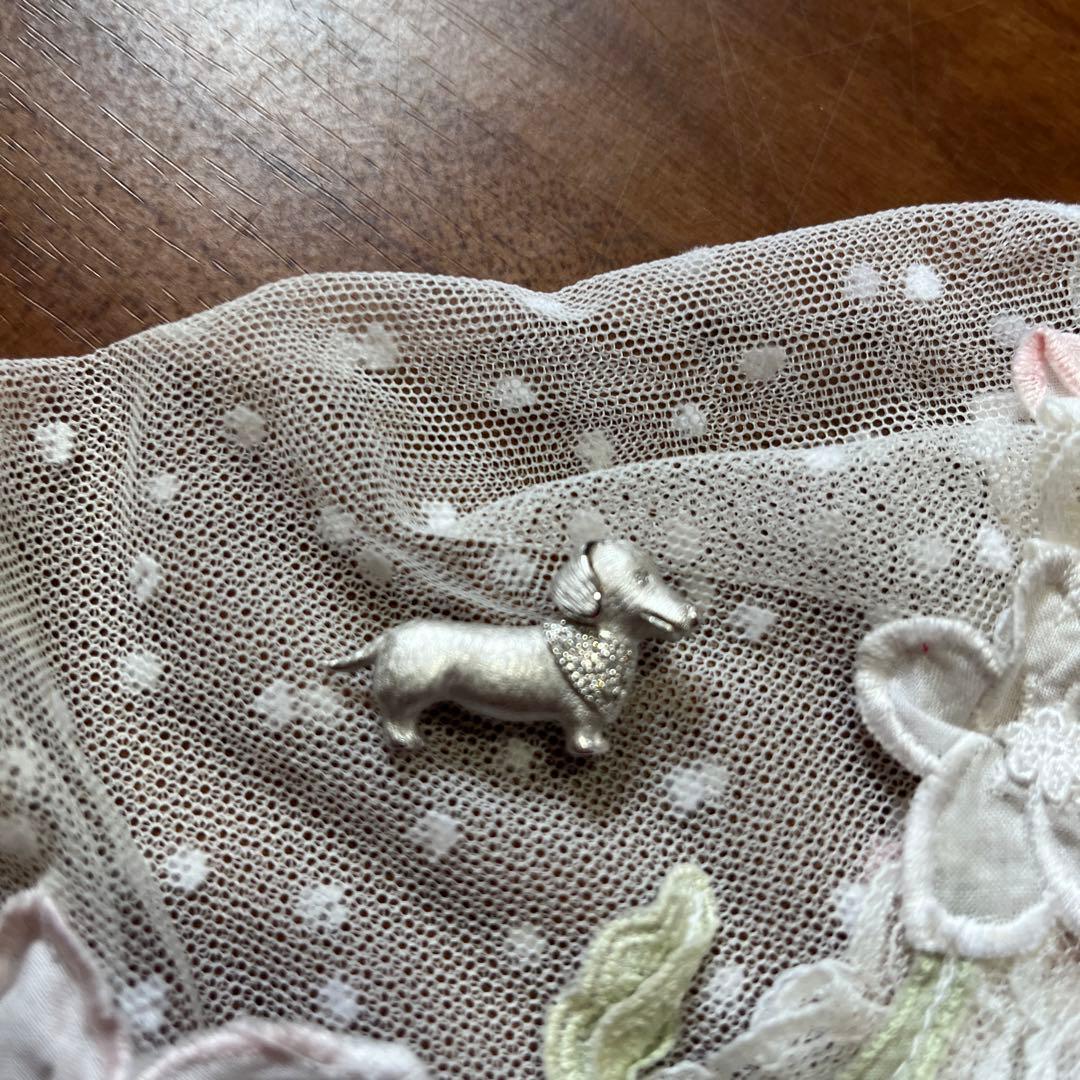 ミニチュアダックスのダイヤ付きブローチ