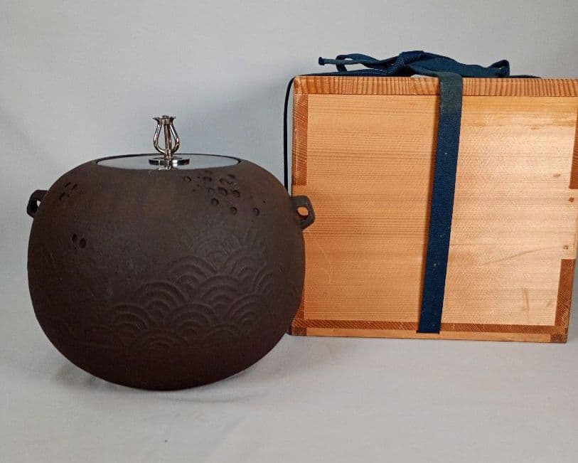 【茶道具】青海波紋様姥口丸釜　南鐐摘み　亀甲鐶付　茶釜　釜368