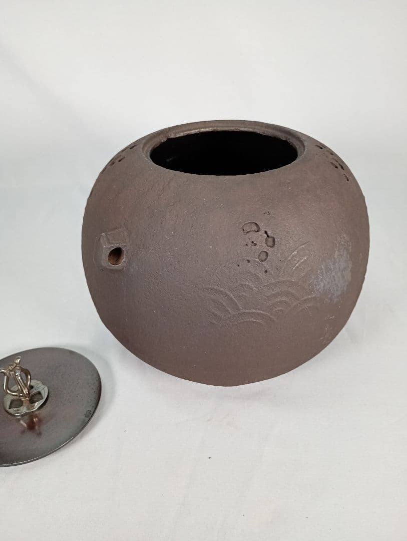 【茶道具】青海波紋様姥口丸釜　南鐐摘み　亀甲鐶付　茶釜　釜368