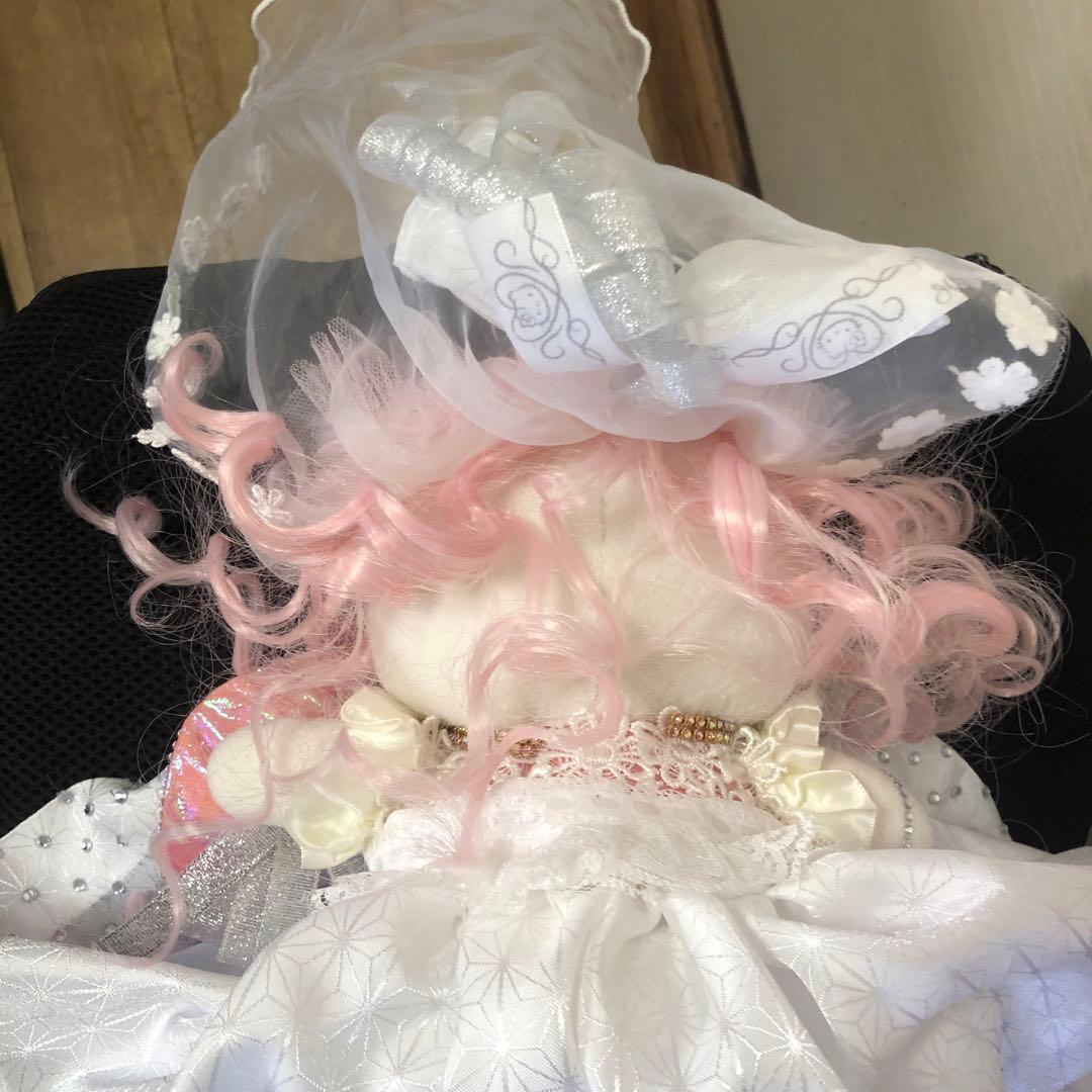 ウェディングドレスを着たハローキティ