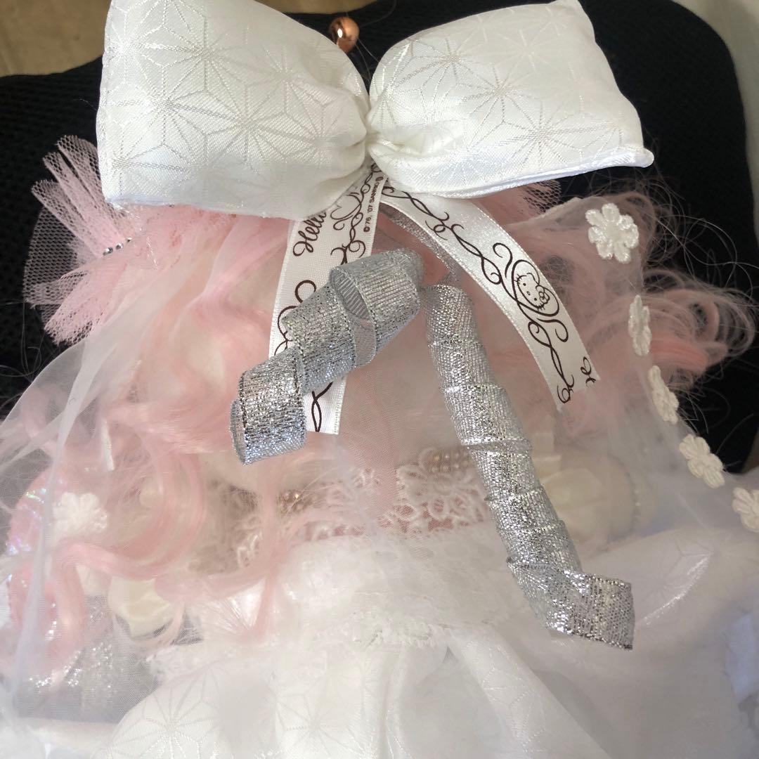 ウェディングドレスを着たハローキティ