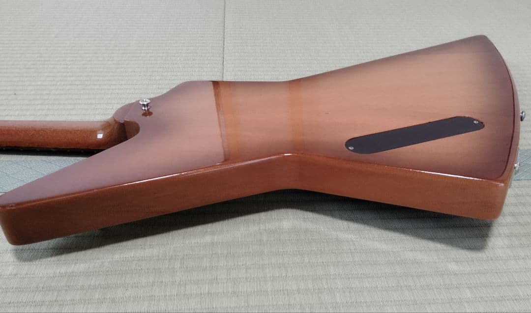 ギブソンエクスプローラー96製Limitid中古です。取りに来れる方のみ。