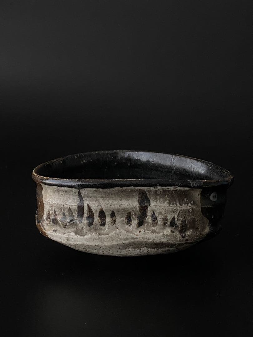 黒織部沓形茶碗 吊柿文様 共箱