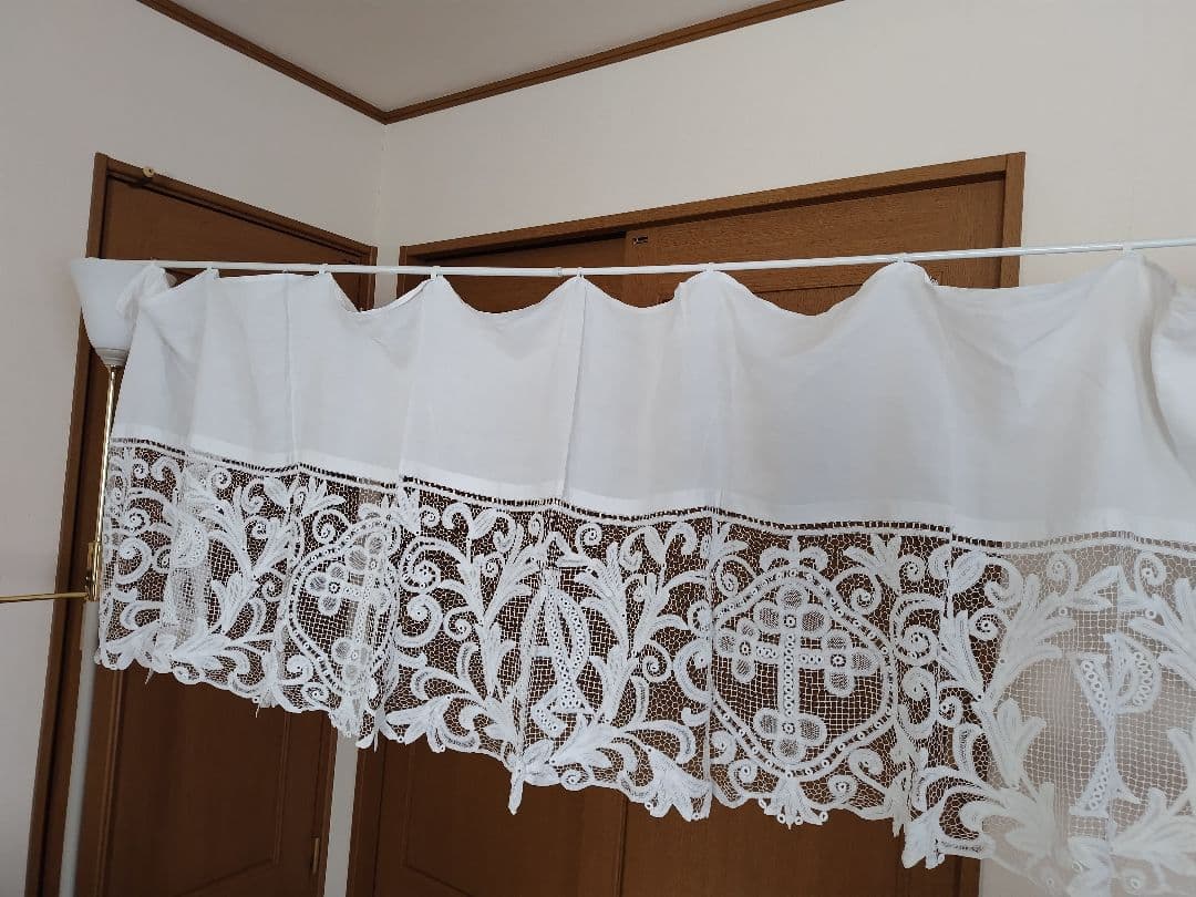 レース装飾の長い白いカーテンビンテージ