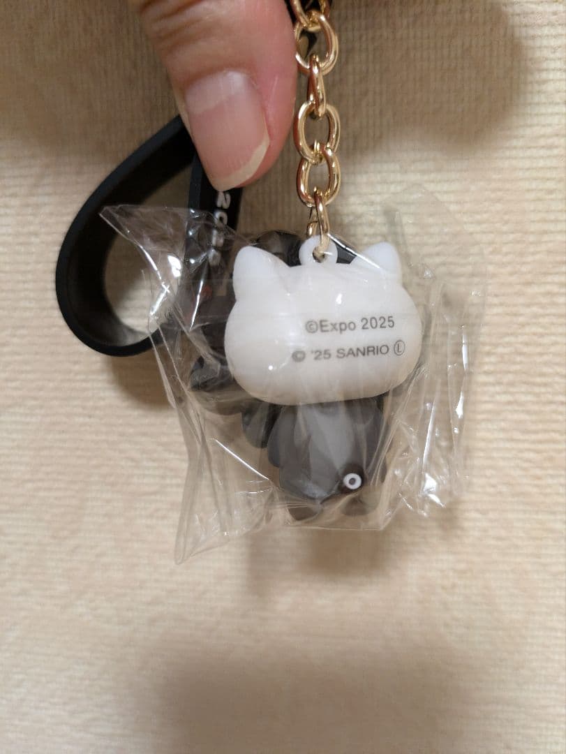 大阪万博限定　サンリオミャクミャクなりきりキーホルダー　ハローキティ　黒モノクロ