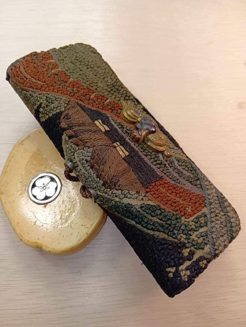 煙草入れ農村図相良刺し夫婦鶏前金具　家紋金工セイウチ牙根付