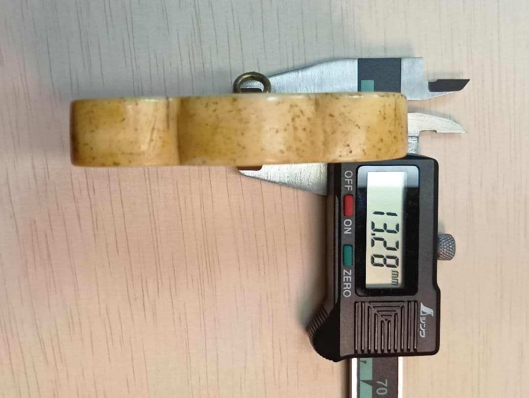 煙草入れ農村図相良刺し夫婦鶏前金具　家紋金工セイウチ牙根付