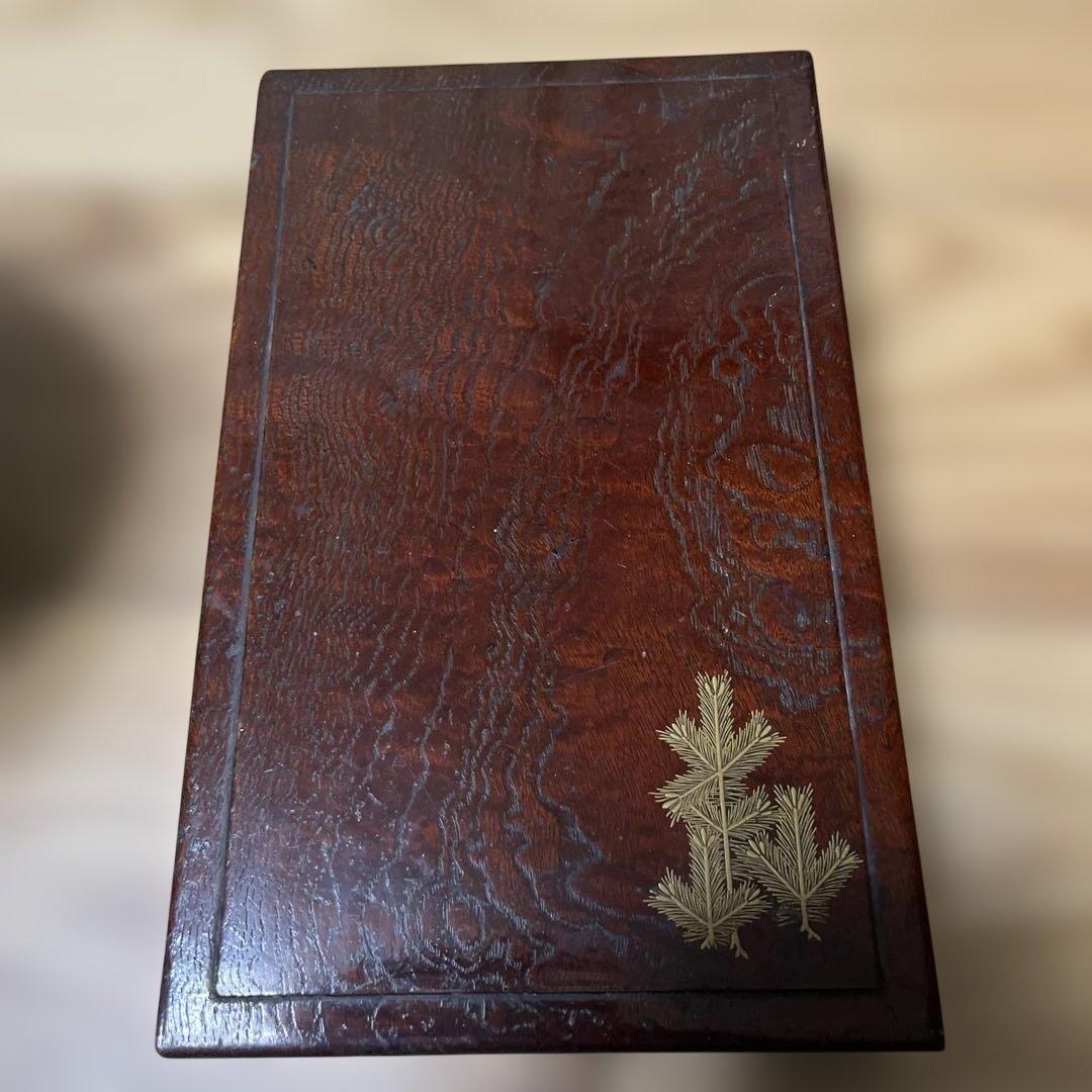 塗りの箱入り硯　 金箔模様付き