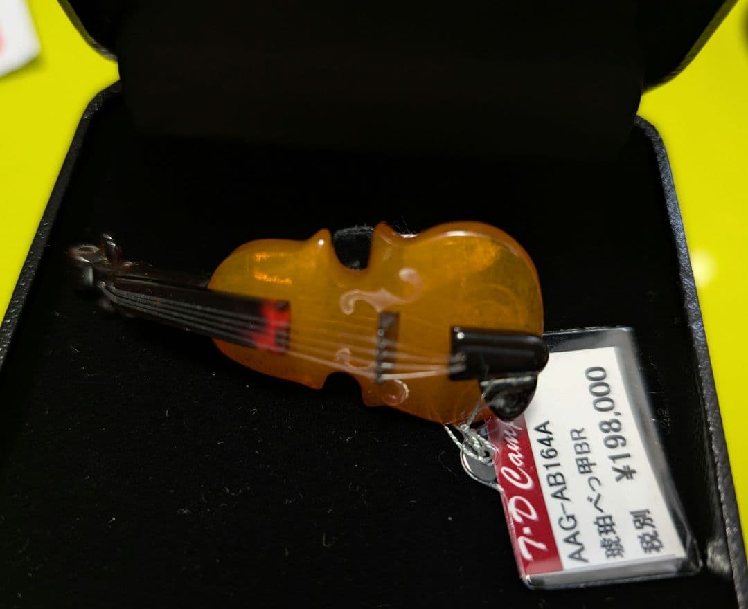 （新品未使用）バイオリン型ブローチ　べっ甲と琥珀　箱付き　定価198000円
