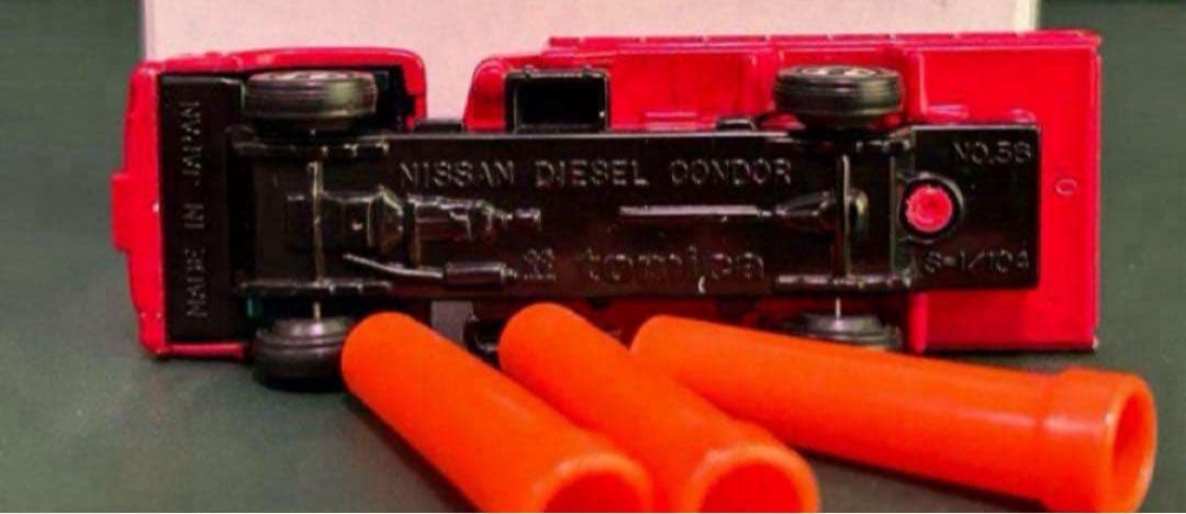 トミカ UD コンドル クレーン付カーゴトラック スーパーギフト