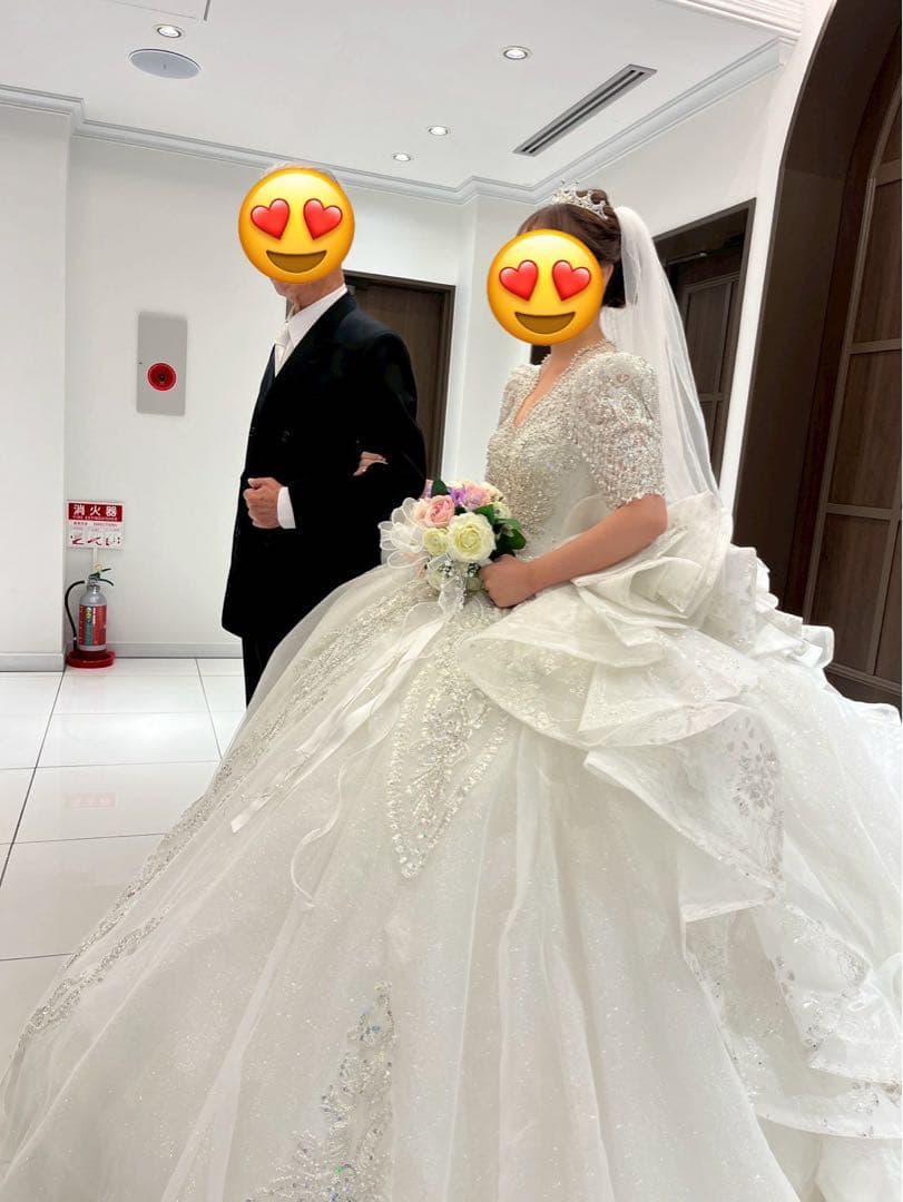 白ウェディングドレス　ティアラとブライダルインナーセット付き