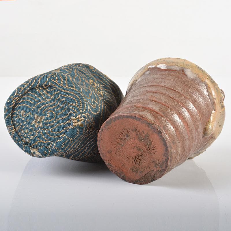 瀬戸焼　古瀬戸　耳付茶入　萬代屋緞子仕覆付　八代一叟宗守極め箱　D　R6241B