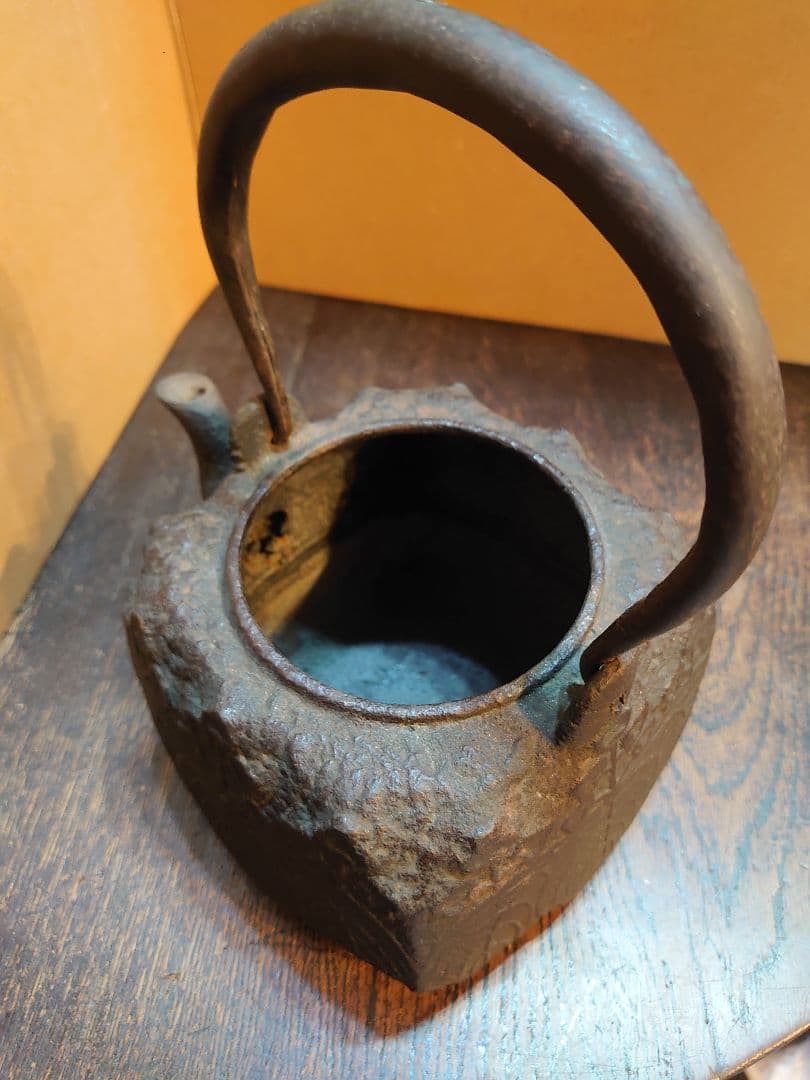 【京鉄瓶】『四方桐紋持ち手象嵌鉄瓶／龍雲堂造』箱付 横最大17cm 高さ21.5