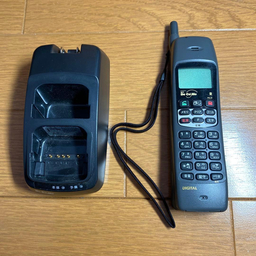 NTT DoCoMo ムーバP II 本体 + 充電器・バッテリー➕おまけ付き