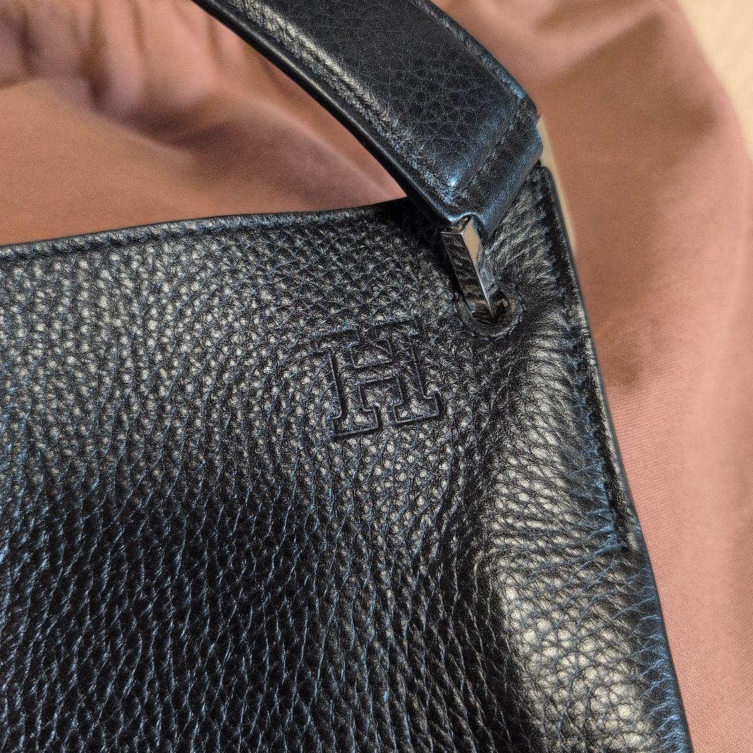 ブラックレザーショルダーバッグ Hロゴ付き