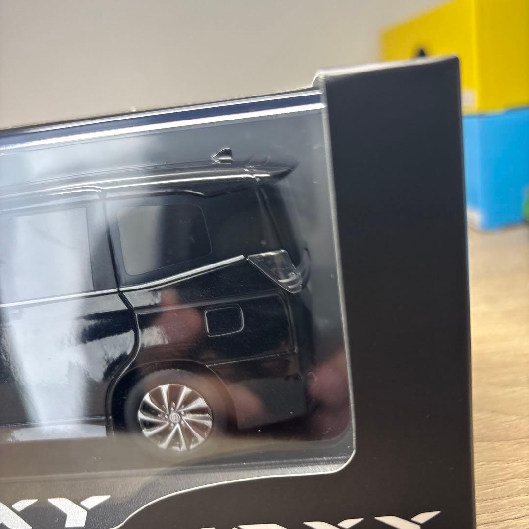 【送料無料】トヨタ ヴォクシー ブラックマイカ 1/30カラーサンプルミニカー