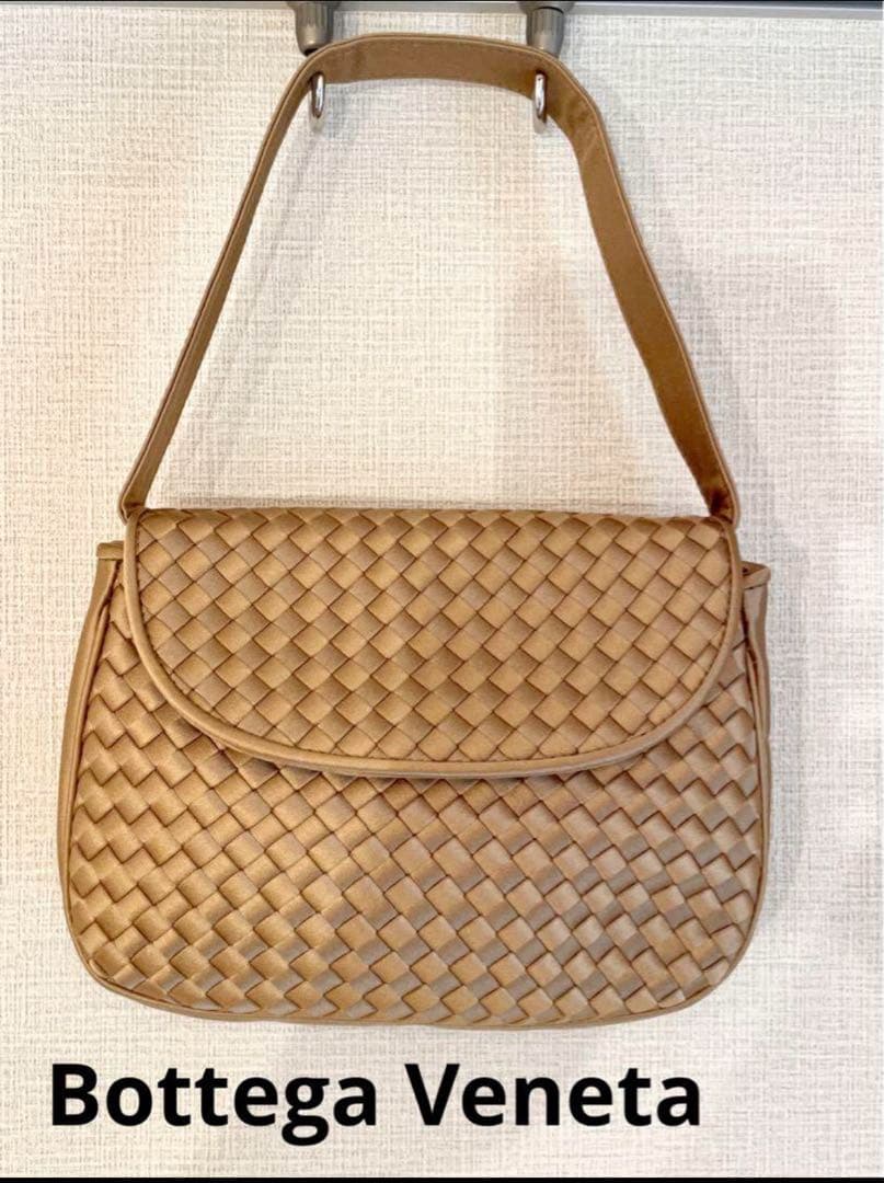 早い者勝ち‼︎ ボッテガヴェネタ　イントレチャート シルクサテンミニバッグ