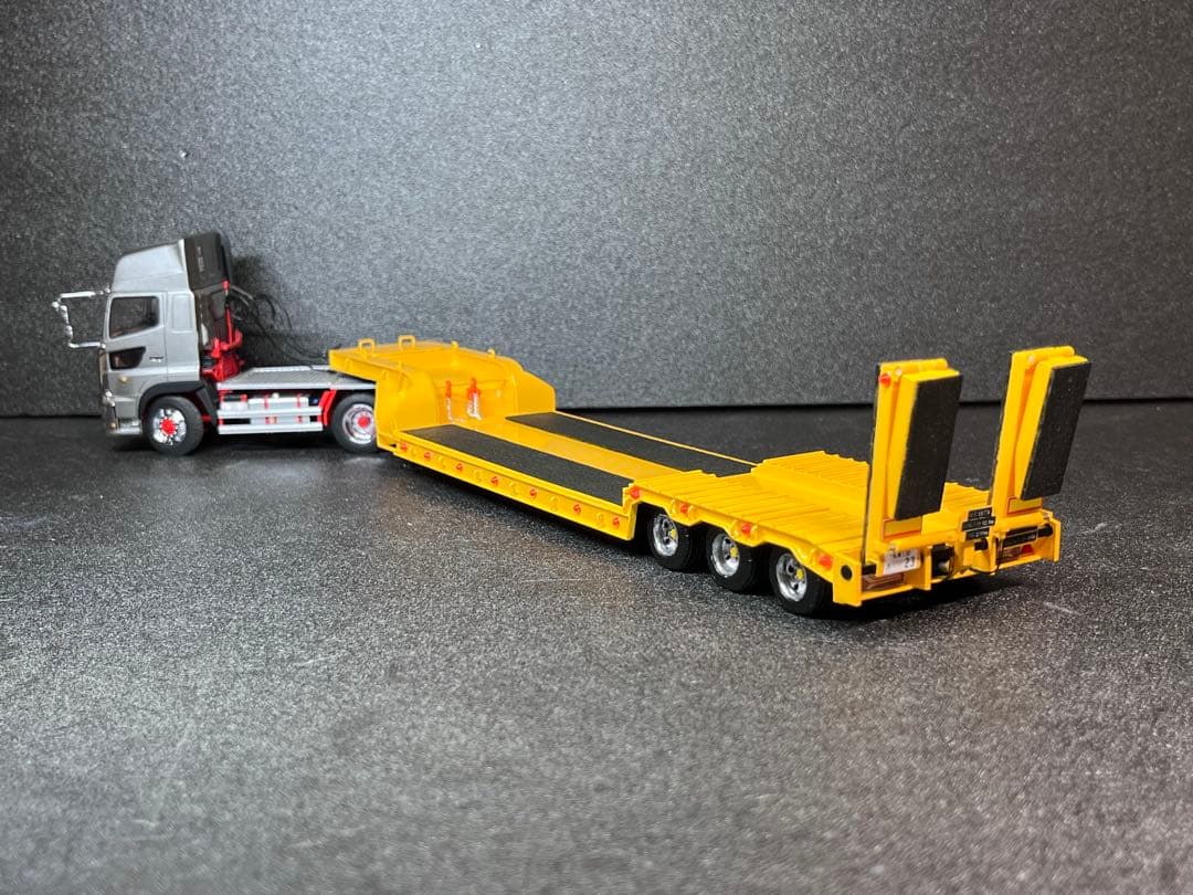 【アイル】　1/50 3軸低床トレーラー自動あゆみ付 建機 SCANIA