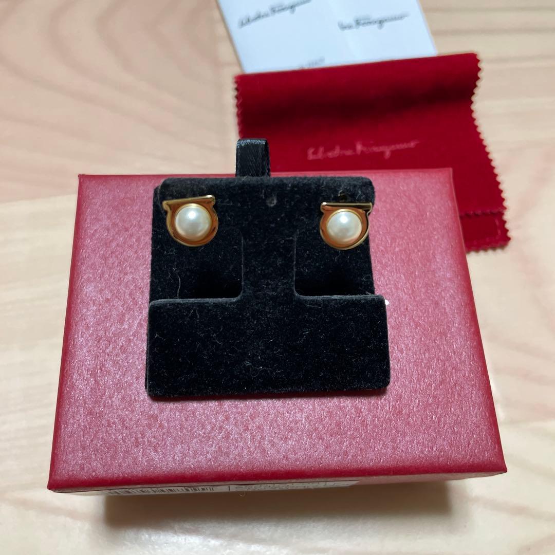 [新品未使用] フェラガモ ピアス パール