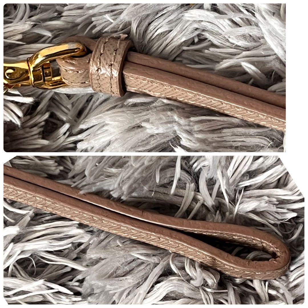 良品✨PRADA ラウンドケース　サフィアーノ　ストラップ付き　メタルロゴ