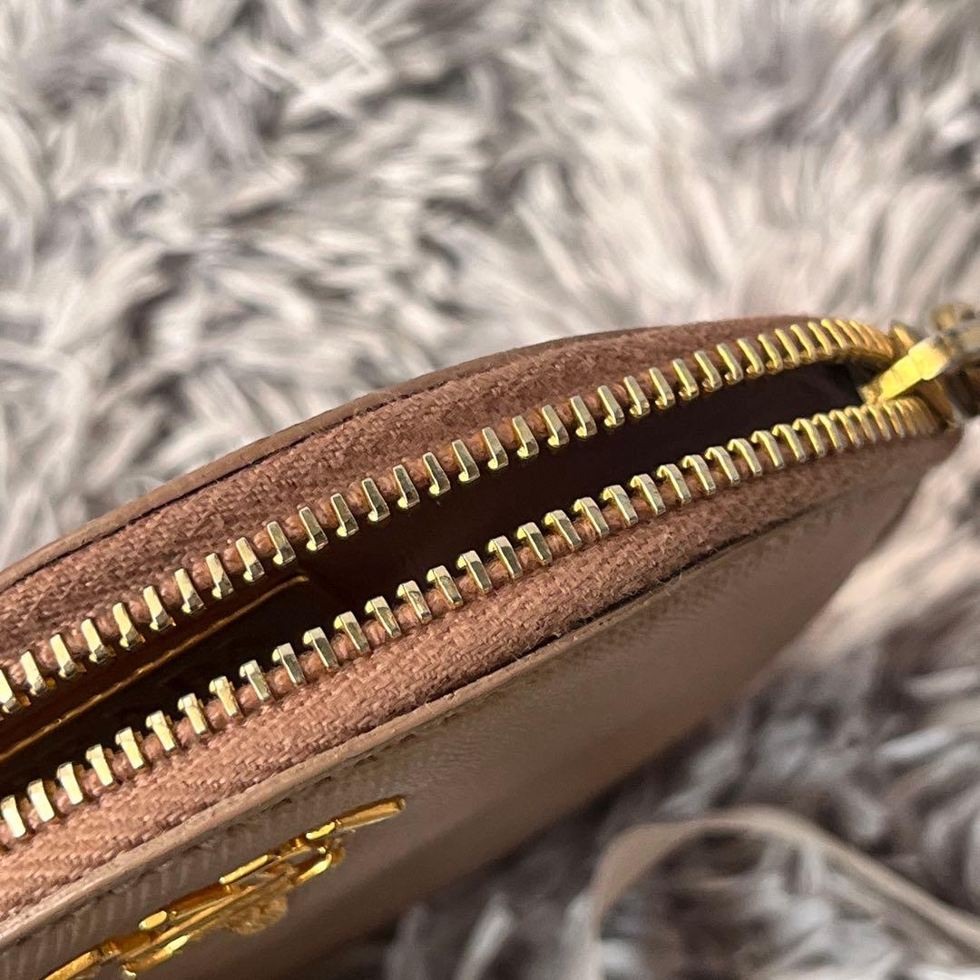 良品✨PRADA ラウンドケース　サフィアーノ　ストラップ付き　メタルロゴ