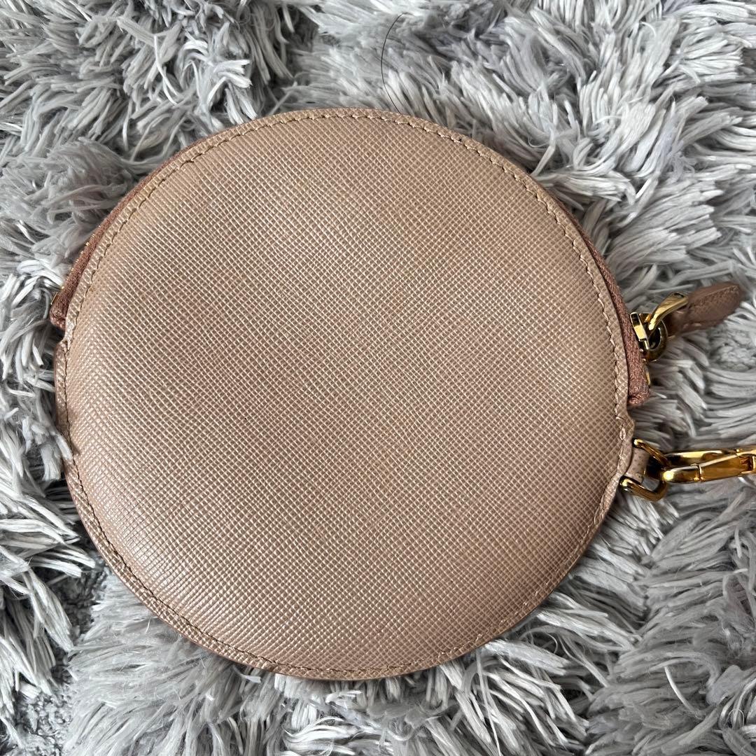 良品✨PRADA ラウンドケース　サフィアーノ　ストラップ付き　メタルロゴ