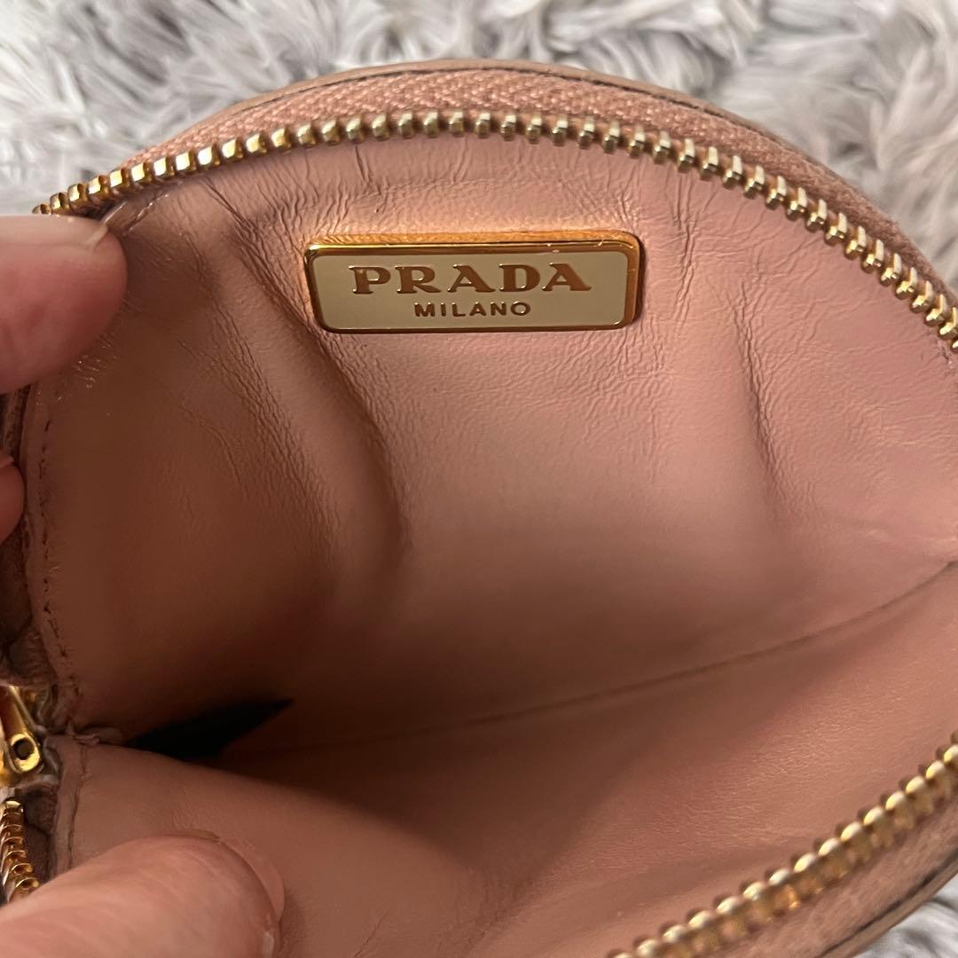 良品✨PRADA ラウンドケース　サフィアーノ　ストラップ付き　メタルロゴ