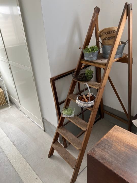 ステップラダー　アンティークラダー　購入金額87000 上も広くて沢山飾れる