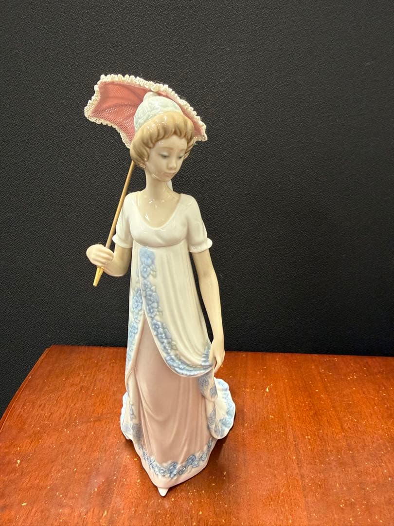リヤドロ フィギュリン 傘を持つ女性 展示保管品