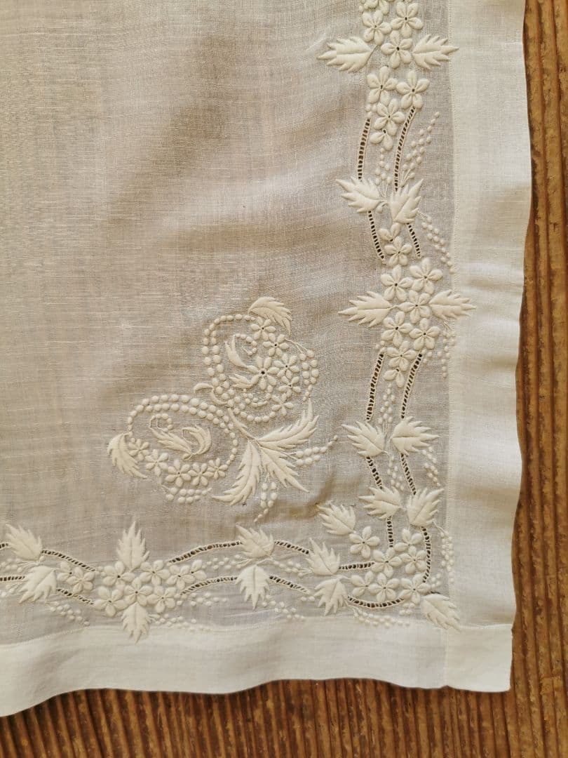 アンティーク 小花と実と葉の精緻なエンブロイダリー マリアージュハンカチーフ