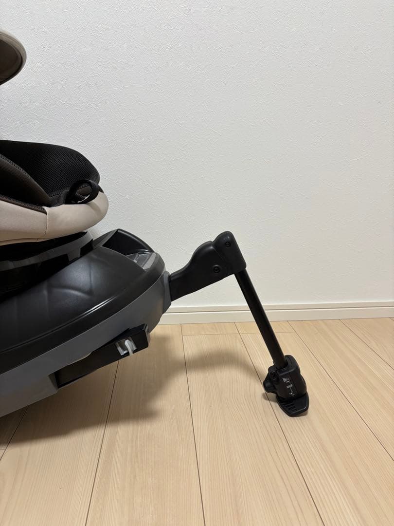 Combi 回転式チャイルドシート ベージュ/ブラック