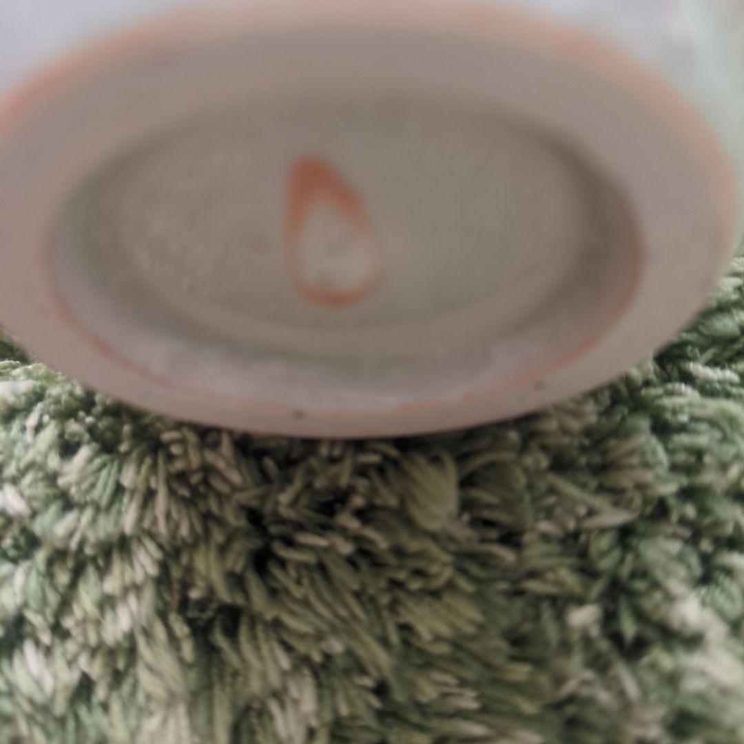 青緑色の葉模様の陶器花瓶