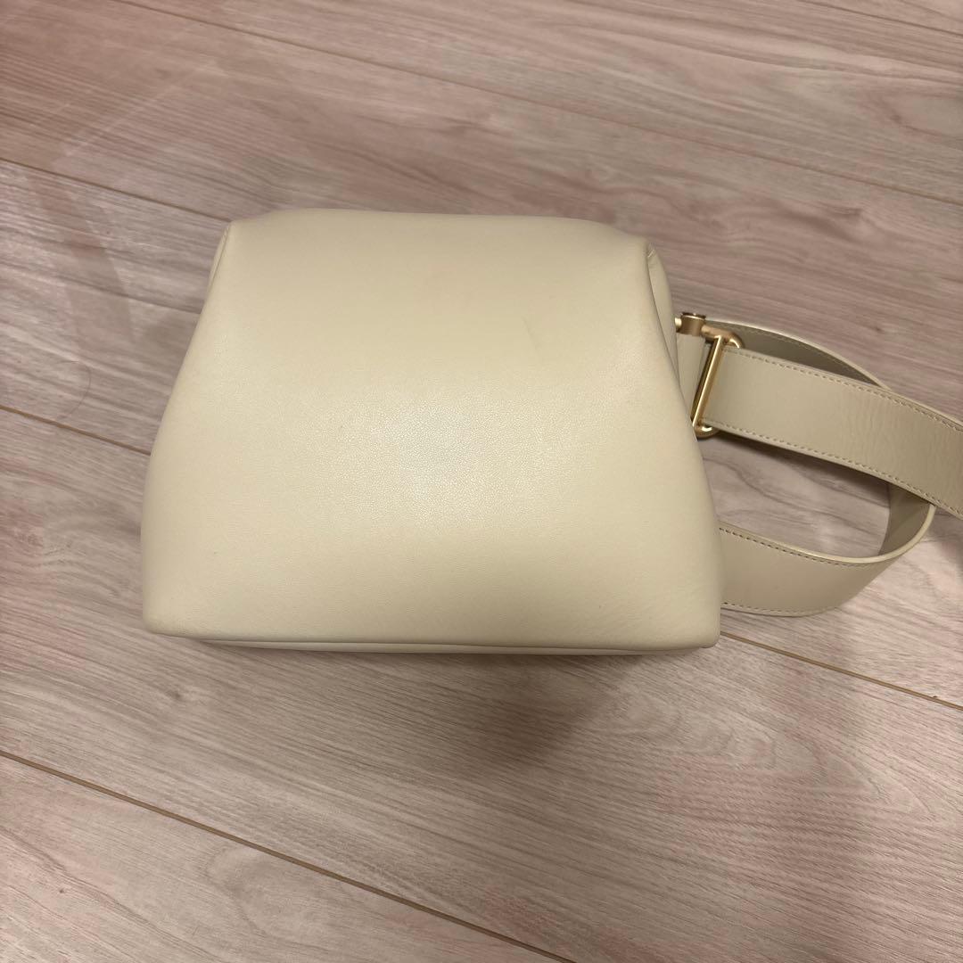 OSOI アイボリー ショルダーバッグ