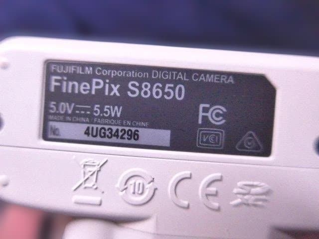 美品完動品。単三電池使用コンデジ　フジ FinePix S8650 ホワイト