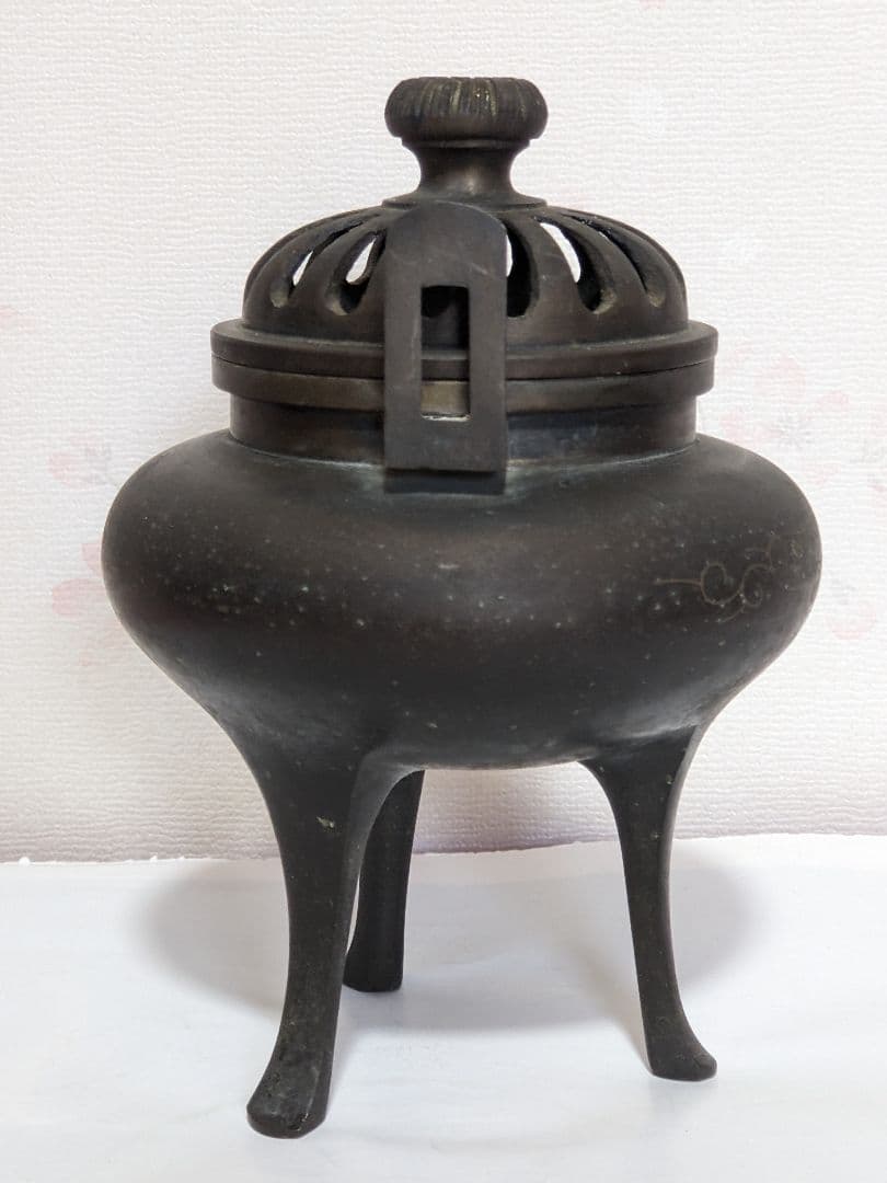 ♦高岡銅器 透し火屋蓋 袴形 三足香炉 銅器 唐金 香道具 置物 飾り 骨董品